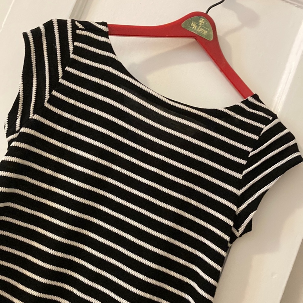 Striped black and white top 🦓